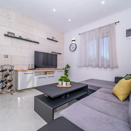 Дом отдыха Family Friendly House With A Swimming Pool Pucisca, Brac - 21499 Пучишча