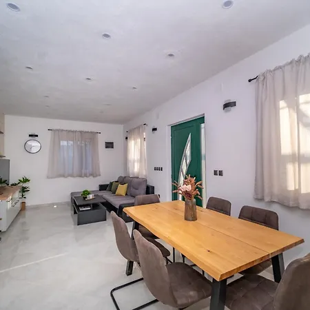 Дом отдыха Family Friendly House With A Swimming Pool Pucisca, Brac - 21499 Пучишча