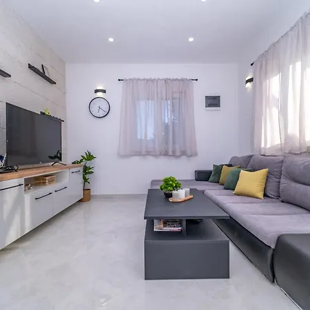 Дом отдыха Family Friendly House With A Swimming Pool Pucisca, Brac - 21499 *