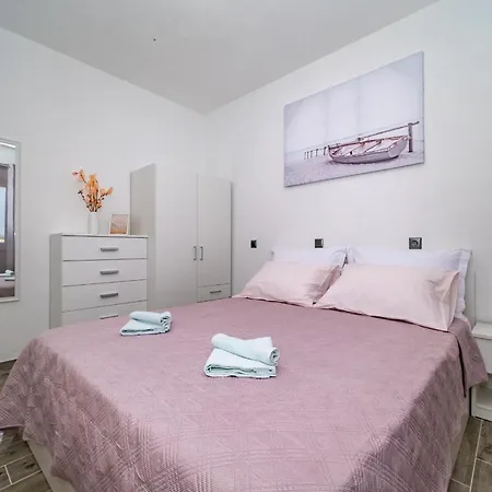 Дом отдыха Family Friendly House With A Swimming Pool Pucisca, Brac - 21499 Пучишча